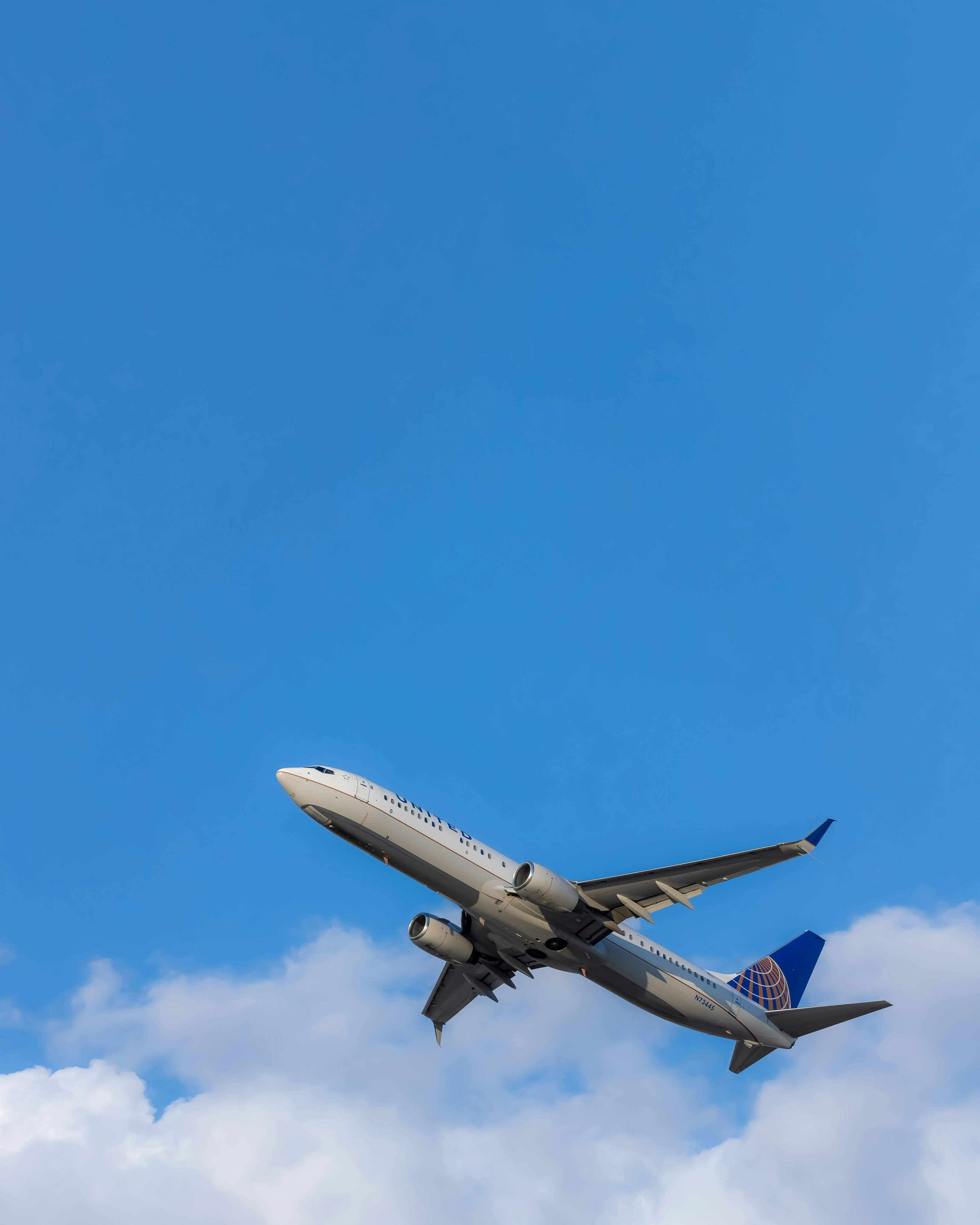 Pesawat terbang di langit biru