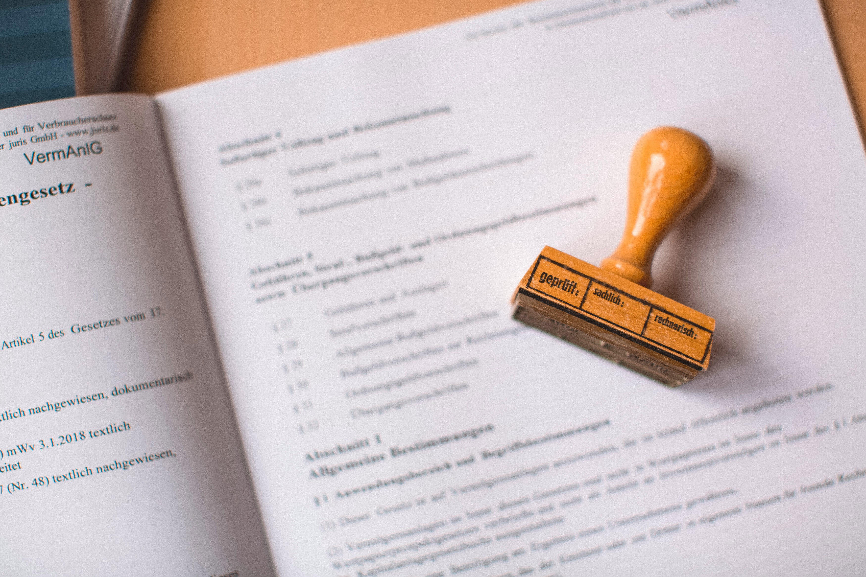 Dokumen resmi dengan stempel verifikasi